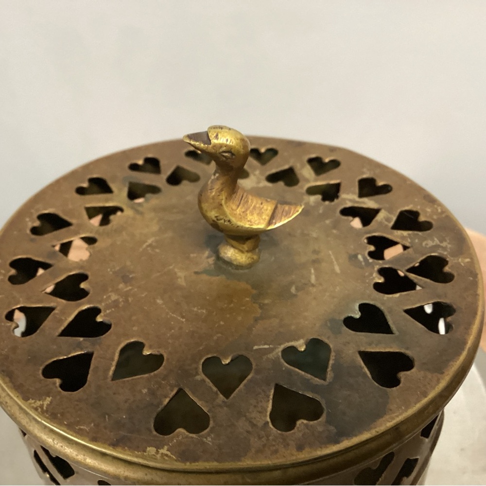 🟡 Vintage Brass Lidded Hearts Basket / Dish / Trinket Holder / Patina Farmhouse - Picture 12 of 15